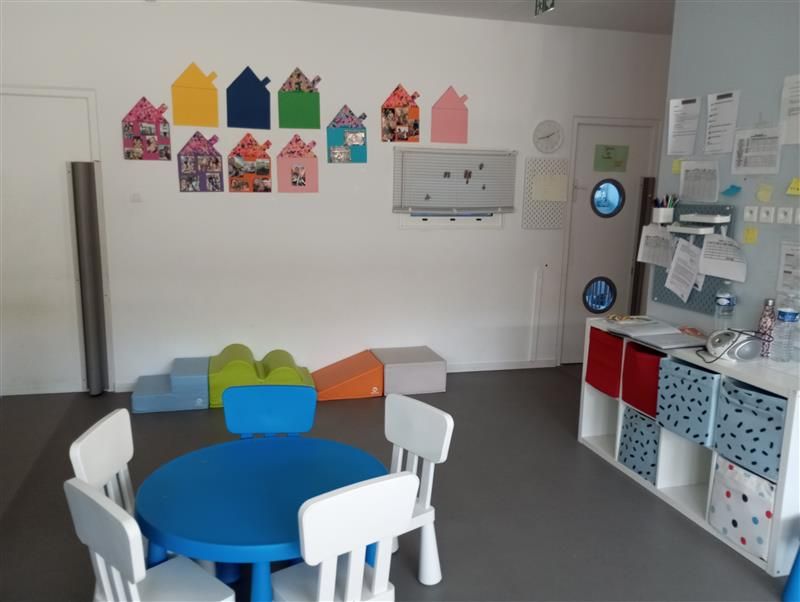 <img src="..." alt="Salle d’éveil 2 de la crèche TiNid Puget Barestes">