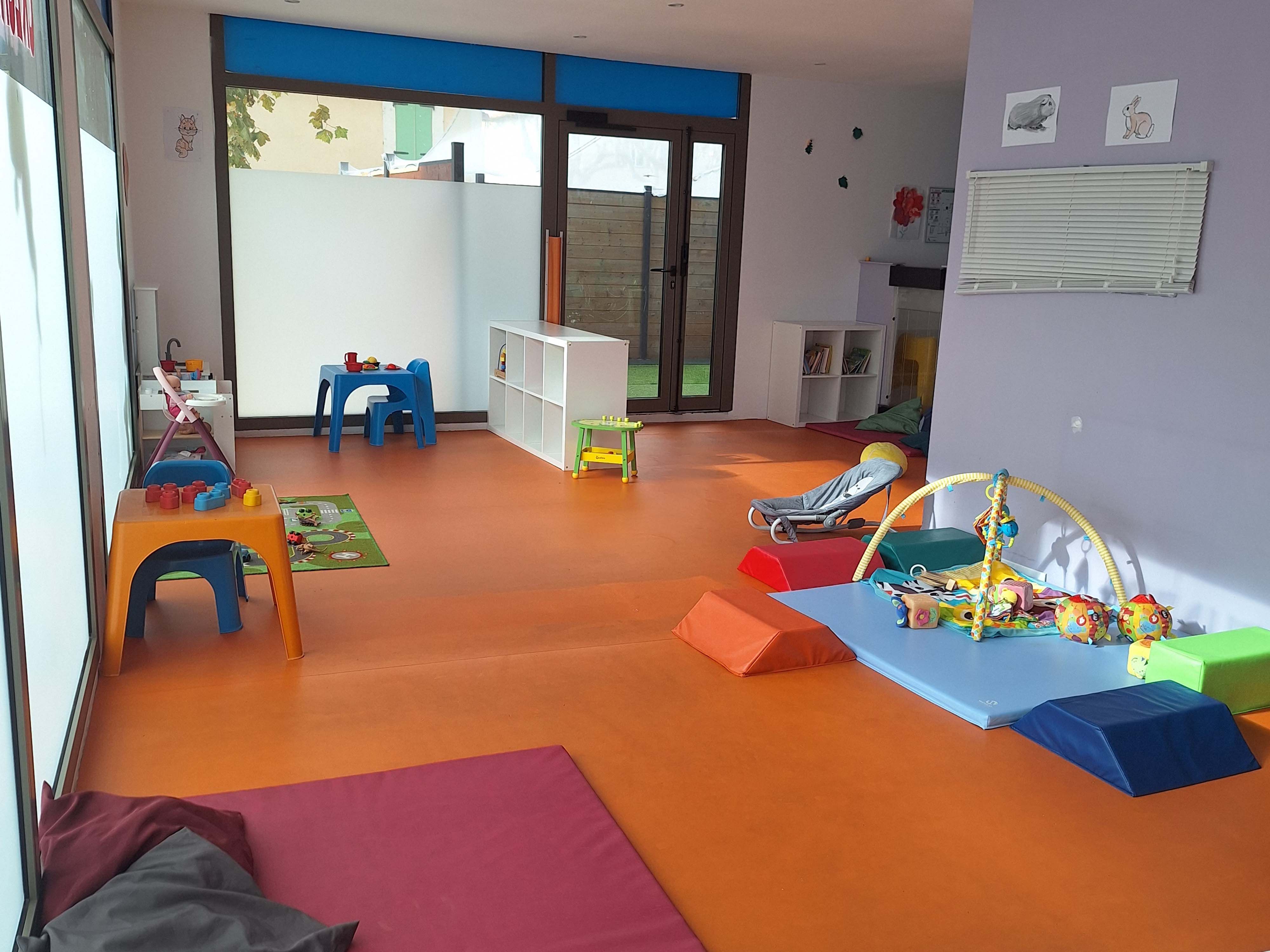 <img src="..." alt="Salle d’éveil de la crèche TiNid Puget Village">