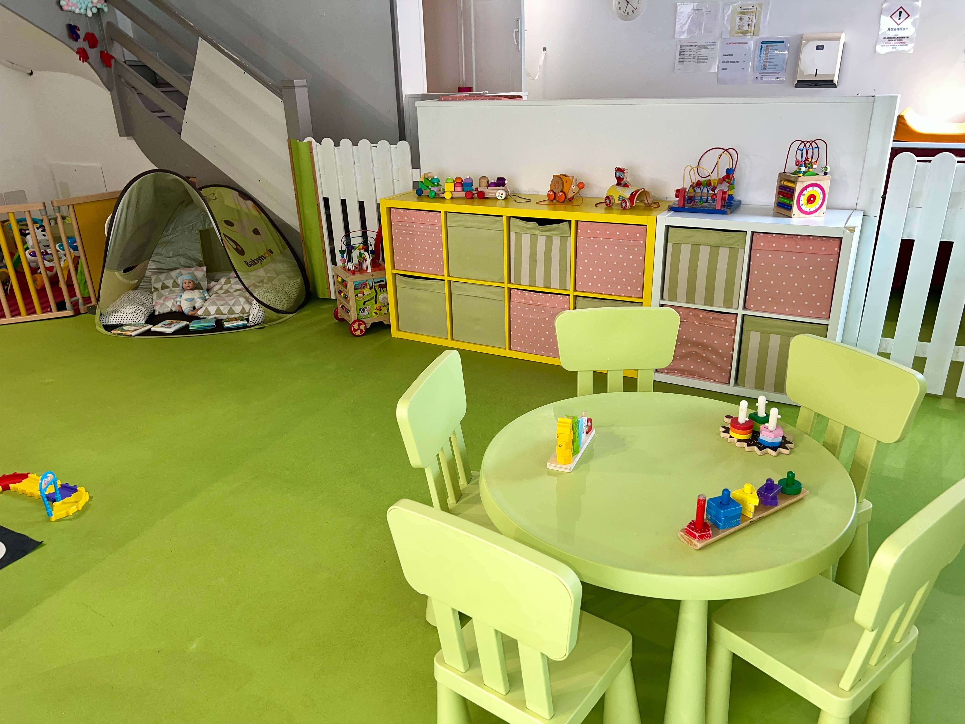 <img src="..." alt="Salle d’éveil crèche TiNid Montauroux">